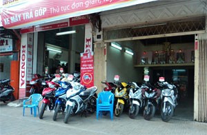 Shops showcase Japanese and domestically assembled motorbikes only (Photo: Minh Tri) Shops showcase Japanese and domestically assembled motorbikes only (Photo: Minh Tri)