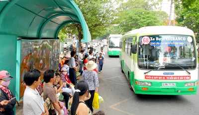 Commuters wait at a bus station in Ho Chi Minh City.(Photo:SGGP) Commuters wait at a bus station in Ho Chi Minh City.(Photo:SGGP)