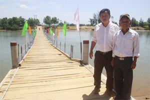 Risk-taking peasants build billion-VND pontoon bridge ảnh 1 Risk-taking peasants build billion-VND pontoon bridge ảnh 1