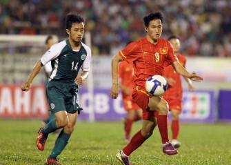 AFP - Vietnam's striker Le Cong Vinh (R) competes for the ball against Macau's defender Kwok Siu Tin during the first round of the World Cup 2014 qualifying football match against Macau in Ho Chi Minh City on June 29, 2011. Vietnam won 6-0. AFP - Vietnam's striker Le Cong Vinh (R) competes for the ball against Macau's defender Kwok Siu Tin during the first round of the World Cup 2014 qualifying football match against Macau in Ho Chi Minh City on June 29, 2011. Vietnam won 6-0.