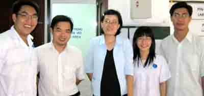 Dr. Tran Le Bao Ha (center) with her colleagues (Photo: SGGP) Dr. Tran Le Bao Ha (center) with her colleagues (Photo: SGGP)