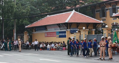 Police force maintaining order at an examination center (Photo: SGGP) Police force maintaining order at an examination center (Photo: SGGP)