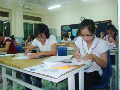 Many rooms at the Le Quy Don High School center violated rules of seating arrangements Many rooms at the Le Quy Don High School center violated rules of seating arrangements