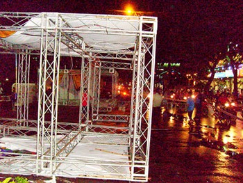 Strong winds blew the steel gate to tumble down injuring five people (Photo: SGGP) Strong winds blew the steel gate to tumble down injuring five people (Photo: SGGP)