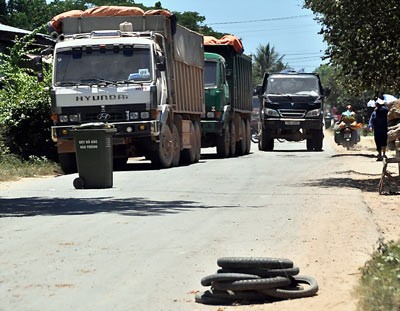 People pelted trucks with rocks and stones in Thua Thien-Hue Province.(Photo:SGGP) People pelted trucks with rocks and stones in Thua Thien-Hue Province.(Photo:SGGP)