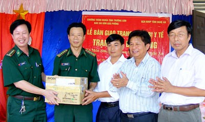 Tran The Tuyen, SGGP Editor-in-Chief (2nd, R) with donators offering medical equipment to Ban Bung Infirmary in Nghe An Province.(Photo:SGGP) Tran The Tuyen, SGGP Editor-in-Chief (2nd, R) with donators offering medical equipment to Ban Bung Infirmary in Nghe An Province.(Photo:SGGP)