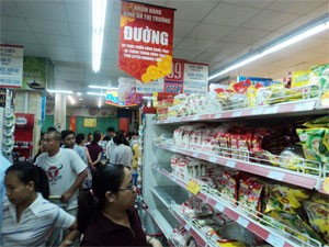 Shoppers browsed state-subsidized products at a HCMC-based supermarket (Photo: Minh Tri) Shoppers browsed state-subsidized products at a HCMC-based supermarket (Photo: Minh Tri)