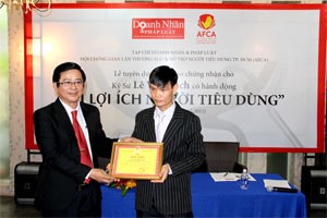 Tach (R) receives “For the customers” certificate from a representative of AFCA (Photo: afca.vn) Tach (R) receives “For the customers” certificate from a representative of AFCA (Photo: afca.vn)