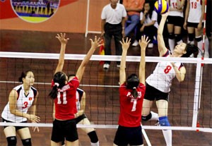Hitter Do Thi Minh (8, White) in a dangerous hit Hitter Do Thi Minh (8, White) in a dangerous hit