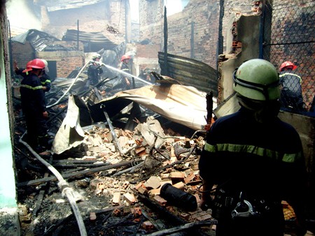 Fire-fighters battle flames in Tan Phu District.(Photo:SGGP) Fire-fighters battle flames in Tan Phu District.(Photo:SGGP)