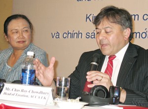 Chas Roy-Chowdhury, Head of Taxation Department, Britain’s Association of Chartered Certified Accountants gestures as he speaks at the tax workshop in Ho Chi Minh City, while Nguyen Thi Cuc, Chairwoman of the Vietnam Tax Consultants’ Association, looks on. (Photo: Tuong Thuy) Chas Roy-Chowdhury, Head of Taxation Department, Britain’s Association of Chartered Certified Accountants gestures as he speaks at the tax workshop in Ho Chi Minh City, while Nguyen Thi Cuc, Chairwoman of the Vietnam Tax Consultants’ Association, looks on. (Photo: Tuong Thuy)