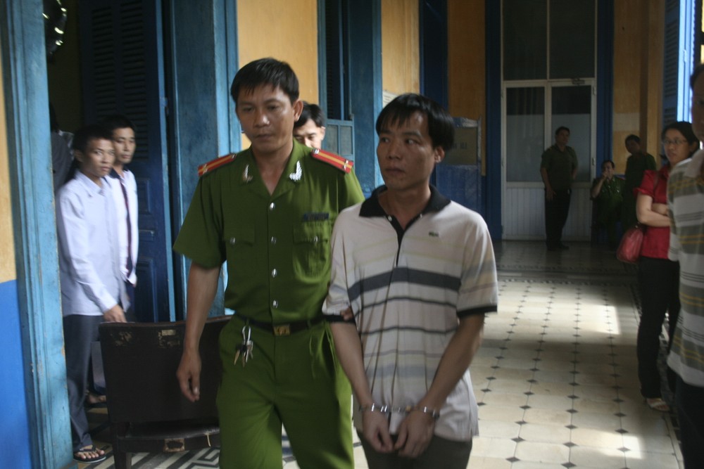 Dang Van Sau being led by police from court (Photo: A. Chan) Dang Van Sau being led by police from court (Photo: A. Chan)