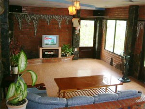 A villa with crimson granite tile floor in HCMC's District 7 (Photo: Minh Tri) A villa with crimson granite tile floor in HCMC's District 7 (Photo: Minh Tri)