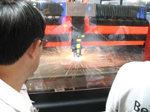 Visitors at MTA Vietnam 2011 watch a laser cutting machine of Bystronic working on July 5, 2011. The Switzerland-based manufacturer displays its state-of-the-art metalworking machines at the show. (Photo: Tuong Thuy) Visitors at MTA Vietnam 2011 watch a laser cutting machine of Bystronic working on July 5, 2011. The Switzerland-based manufacturer displays its state-of-the-art metalworking machines at the show. (Photo: Tuong Thuy)