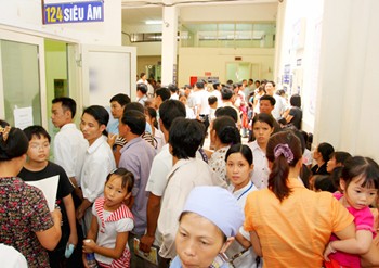 Numbers of child patients increased in the National Children’s Hospital due to the heat wave on July 7 (Photo: SGGP) Numbers of child patients increased in the National Children’s Hospital due to the heat wave on July 7 (Photo: SGGP)