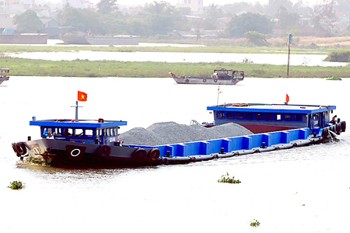 The environmental protection and economic benefits should be balanced in provinces and cities belonging to Dong Nai River (Photo: SGGP) The environmental protection and economic benefits should be balanced in provinces and cities belonging to Dong Nai River (Photo: SGGP)