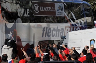AFP - Chilean supporters surround the bus bringing the national football team before a training session in Mendoza, Argentina, on July 10, 2011. Chile will face Peru July 12. AFP - Chilean supporters surround the bus bringing the national football team before a training session in Mendoza, Argentina, on July 10, 2011. Chile will face Peru July 12.