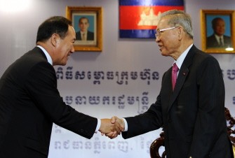 Kim Bongsoo, CEO and chairman of the Korea Exchange (L) shakes hands with Keat Chhon (R) the Cambodian Minister of the Economy and Finance during the inauguration ceremony of the Cambodian Securities Exchange (CSX) in Phnom Penh on July 11, 2011. Kim Bongsoo, CEO and chairman of the Korea Exchange (L) shakes hands with Keat Chhon (R) the Cambodian Minister of the Economy and Finance during the inauguration ceremony of the Cambodian Securities Exchange (CSX) in Phnom Penh on July 11, 2011.