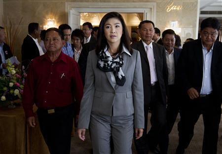 Puea Thai Party's Yingluck Shinawatra (centre) arrives to attend a news conference on the formation of her coalition in Bangkok July 4, 2011 Puea Thai Party's Yingluck Shinawatra (centre) arrives to attend a news conference on the formation of her coalition in Bangkok July 4, 2011