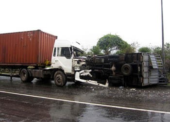 (File) Undated file photo shows an accident south of Hai Van Tunnel in Da Nang City in central Vietnam (Photo: SGGP) (File) Undated file photo shows an accident south of Hai Van Tunnel in Da Nang City in central Vietnam (Photo: SGGP)
