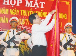 President Nguyen Minh Triet confers the Exploit Order on the People's Security Force in southern Binh Duong Province (Vietnam News Photo) President Nguyen Minh Triet confers the Exploit Order on the People's Security Force in southern Binh Duong Province (Vietnam News Photo)