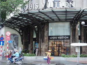 Retail space demand in downtown of big cities including Hanoi and HCMC remains high despite the bearish property market (Photo: Minh Tri) Retail space demand in downtown of big cities including Hanoi and HCMC remains high despite the bearish property market (Photo: Minh Tri)