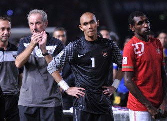 AFP file - This picture taken in Jakarta on December 29, 2010 shows Austrian Alfred Riedl (2L) standing next to Indonesian players (R) after the final match of the Suzuki Cup 2010 between Indonesia and Malaysia. AFP file - This picture taken in Jakarta on December 29, 2010 shows Austrian Alfred Riedl (2L) standing next to Indonesian players (R) after the final match of the Suzuki Cup 2010 between Indonesia and Malaysia.