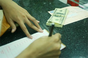 Many people converted their dollar deposits to dong after the state bank cut the greenback rate cap to support the local currency (Photo: Minh Tri) Many people converted their dollar deposits to dong after the state bank cut the greenback rate cap to support the local currency (Photo: Minh Tri)