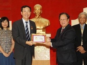 VUFO Chairman Vu Xuan Hong presents insignia to Sun Gouxiang VUFO Chairman Vu Xuan Hong presents insignia to Sun Gouxiang