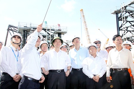 Prime Minister Nguyen Tan Dung at the most modern oil drilling rig invested by VietsoPetro Prime Minister Nguyen Tan Dung at the most modern oil drilling rig invested by VietsoPetro