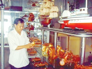 Nhan holding one of his handicraft pieces (Photo: SGGP) Nhan holding one of his handicraft pieces (Photo: SGGP)