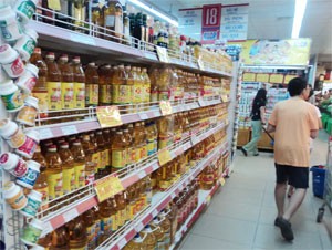 Cooking oil is among the eight state-subsidized goods this year (Photo: Minh Tri) Cooking oil is among the eight state-subsidized goods this year (Photo: Minh Tri)