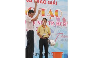 Nguyen Vuong Thanh Duy (L) presents his “Clean hand” device to audiences and judges Nguyen Vuong Thanh Duy (L) presents his “Clean hand” device to audiences and judges