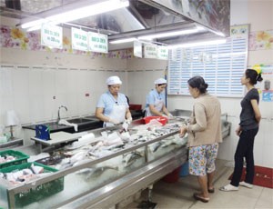 Shoppers browse seafood at the HCMC-based supermarket Co.op Mart Dinh Tien Hoang. Experts warn foreign firms' strong material buying in long term will leave local producers with a severe shortage (Photo: Minh Tri) Shoppers browse seafood at the HCMC-based supermarket Co.op Mart Dinh Tien Hoang. Experts warn foreign firms' strong material buying in long term will leave local producers with a severe shortage (Photo: Minh Tri)