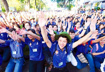 Young volunteers of the Green Summer Campaign at the Saigon Zoo in HCMC on July 17 (Photo: SGGP) Young volunteers of the Green Summer Campaign at the Saigon Zoo in HCMC on July 17 (Photo: SGGP)