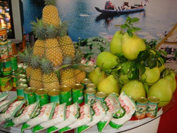 Mekong Delta fruits, pineapple and grapefruit. (Photo:KK) Mekong Delta fruits, pineapple and grapefruit. (Photo:KK)