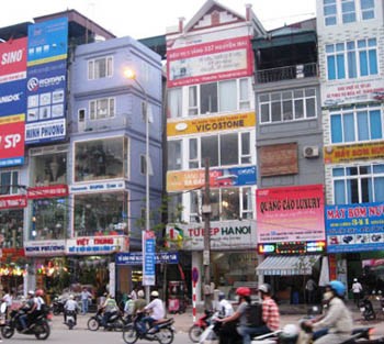 Photo shows a street lamp still lit at daytime in Hanoi (Photo: Dantri) Photo shows a street lamp still lit at daytime in Hanoi (Photo: Dantri)
