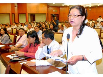 A garment entrepreneur presenting her petition to HCMC leaders at the meeting (Photo: SGGP) A garment entrepreneur presenting her petition to HCMC leaders at the meeting (Photo: SGGP)