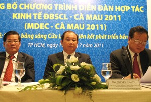 (L-R) Bui Ngoc Suong, deputy chief of the Steering Committee for Mekong Delta Economic Cooperation Forum, Deputy Minister of Industry and Trade Nguyen Cam Tu, and Ca Mau Chairman Pham Thanh Tuoi, co-chair the MDEC-Ca Mau launch in HCM City July 19, 2011 (Photo: Tuong Thuy) (L-R) Bui Ngoc Suong, deputy chief of the Steering Committee for Mekong Delta Economic Cooperation Forum, Deputy Minister of Industry and Trade Nguyen Cam Tu, and Ca Mau Chairman Pham Thanh Tuoi, co-chair the MDEC-Ca Mau launch in HCM City July 19, 2011 (Photo: Tuong Thuy)