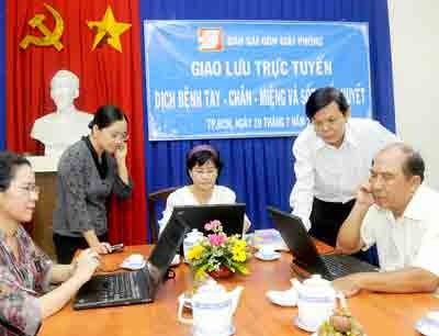 Doctors at online Q & A meeting in SGGP newspaper office (Photo: SGGP) Doctors at online Q & A meeting in SGGP newspaper office (Photo: SGGP)