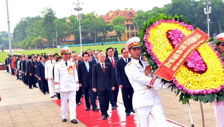 Vietnam’s leaders and new National Assembly deputies line up to pay respect to late President Ho Chi Minh at his mausoleum in Hanoi prior to the opening of the first NA session Hanoi July 21, 2011 (Photo: Minh Dien) Vietnam’s leaders and new National Assembly deputies line up to pay respect to late President Ho Chi Minh at his mausoleum in Hanoi prior to the opening of the first NA session Hanoi July 21, 2011 (Photo: Minh Dien)