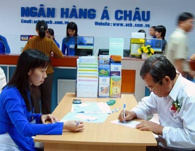 File photo shows a transaction at an Asia Commercial Bank unit File photo shows a transaction at an Asia Commercial Bank unit
