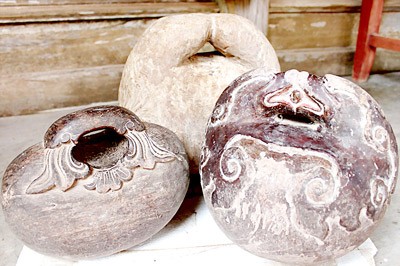 Three ancient wooden bells are found in Ha Tinh province, (Phoro: Sggp) Three ancient wooden bells are found in Ha Tinh province, (Phoro: Sggp)