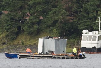 AFP - Search and rescue workers pull a mini submarine out of the water after searching for bodies on Utoeya island, northwest of Oslo on July 24, 2011 AFP - Search and rescue workers pull a mini submarine out of the water after searching for bodies on Utoeya island, northwest of Oslo on July 24, 2011