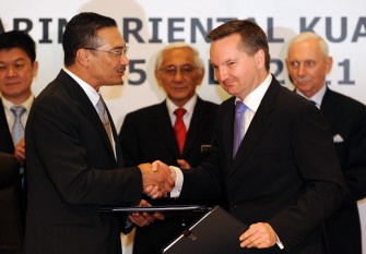 AFP - Malaysia's home affairs minister Hishammuddin Hussein (L) and Australian Immigration Minister Chris Bowen shake hands while exchanging signed in Kuala Lumpur on July 25, 2011 AFP - Malaysia's home affairs minister Hishammuddin Hussein (L) and Australian Immigration Minister Chris Bowen shake hands while exchanging signed in Kuala Lumpur on July 25, 2011