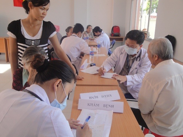 Doctors gives free drugs to people in the Summer Campaign Doctors gives free drugs to people in the Summer Campaign