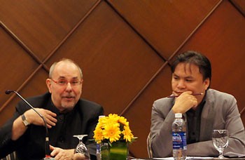 Hollywood's greatest film instructor, Dov Simens (L) in a press conference in HCM City onJuly 24. (Photo: Vnexpress) Hollywood's greatest film instructor, Dov Simens (L) in a press conference in HCM City onJuly 24. (Photo: Vnexpress)