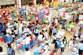 People shopping at a supermarket in HCMC (Photo: SGGP) People shopping at a supermarket in HCMC (Photo: SGGP)