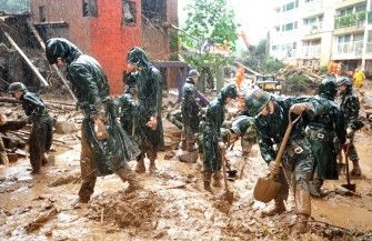 AFP - South Korean soldiers remove tons of mud after a flood caused by heavy rains hit the area around an apartment complex in Seoul on July 28, 2011 AFP - South Korean soldiers remove tons of mud after a flood caused by heavy rains hit the area around an apartment complex in Seoul on July 28, 2011