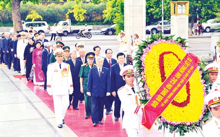 Delegation from the Party, State, the National Assembly, the Government and the Vietnam Fatherland Front lay a wreath at the martyrs’ monument in Hanoi. Delegation from the Party, State, the National Assembly, the Government and the Vietnam Fatherland Front lay a wreath at the martyrs’ monument in Hanoi.